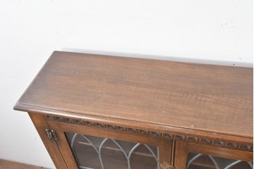 イギリスヴィンテージ　Bevan Funnell(べヴァン ファンネル)　Reprodux(リプロダックス)シリーズ　オーク材　アーチ型のステンドグラスや彫刻装飾が魅力のアンティーク調キャビネット　(R-087785)