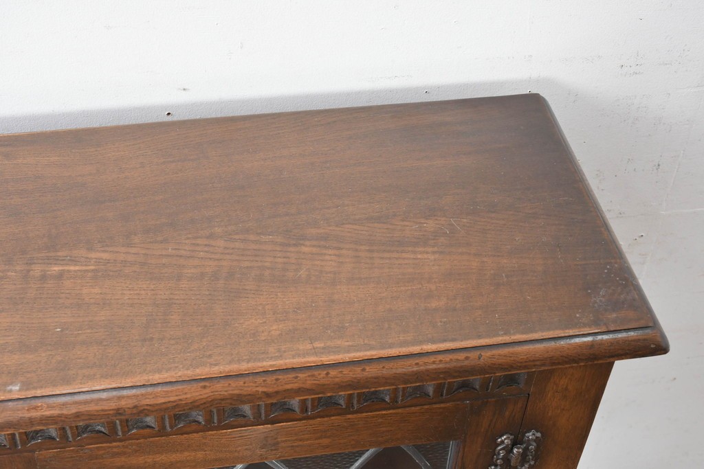 イギリスヴィンテージ　Bevan Funnell(べヴァン ファンネル)　Reprodux(リプロダックス)シリーズ　オーク材　アーチ型のステンドグラスや彫刻装飾が魅力のアンティーク調キャビネット　(R-087785)