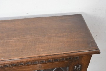 イギリスヴィンテージ　Bevan Funnell(べヴァン ファンネル)　Reprodux(リプロダックス)シリーズ　オーク材　アーチ型のステンドグラスや彫刻装飾が魅力のアンティーク調キャビネット　(R-087785)