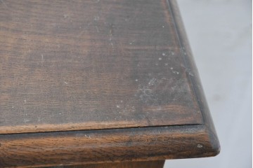 イギリスヴィンテージ　Bevan Funnell(べヴァン ファンネル)　Reprodux(リプロダックス)シリーズ　オーク材　アーチ型のステンドグラスや彫刻装飾が魅力のアンティーク調キャビネット　(R-087785)