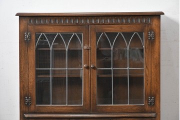 イギリスヴィンテージ　Bevan Funnell(べヴァン ファンネル)　Reprodux(リプロダックス)シリーズ　オーク材　アーチ型のステンドグラスや彫刻装飾が魅力のアンティーク調キャビネット　(R-087785)