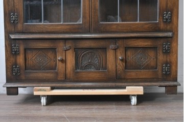 イギリスヴィンテージ　Bevan Funnell(べヴァン ファンネル)　Reprodux(リプロダックス)シリーズ　オーク材　アーチ型のステンドグラスや彫刻装飾が魅力のアンティーク調キャビネット　(R-087785)