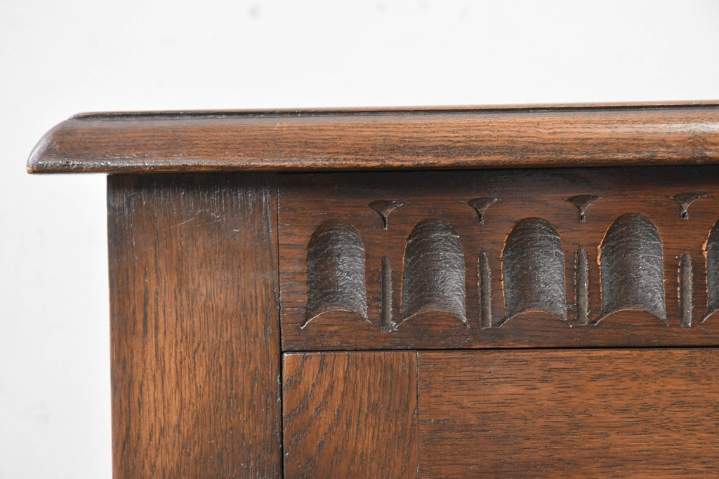 イギリスヴィンテージ　Bevan Funnell(べヴァン ファンネル)　Reprodux(リプロダックス)シリーズ　オーク材　アーチ型のステンドグラスや彫刻装飾が魅力のアンティーク調キャビネット　(R-087785)