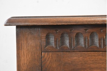 イギリスヴィンテージ　Bevan Funnell(べヴァン ファンネル)　Reprodux(リプロダックス)シリーズ　オーク材　アーチ型のステンドグラスや彫刻装飾が魅力のアンティーク調キャビネット　(R-087785)