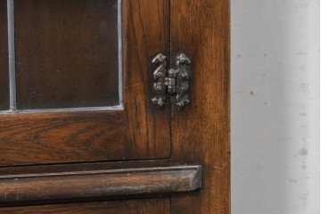 イギリスヴィンテージ　Bevan Funnell(べヴァン ファンネル)　Reprodux(リプロダックス)シリーズ　オーク材　アーチ型のステンドグラスや彫刻装飾が魅力のアンティーク調キャビネット　(R-087785)