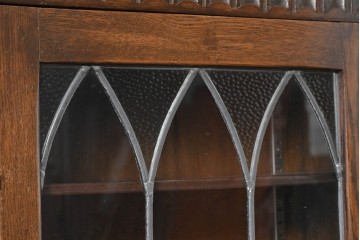 イギリスヴィンテージ　Bevan Funnell(べヴァン ファンネル)　Reprodux(リプロダックス)シリーズ　オーク材　アーチ型のステンドグラスや彫刻装飾が魅力のアンティーク調キャビネット　(R-087785)