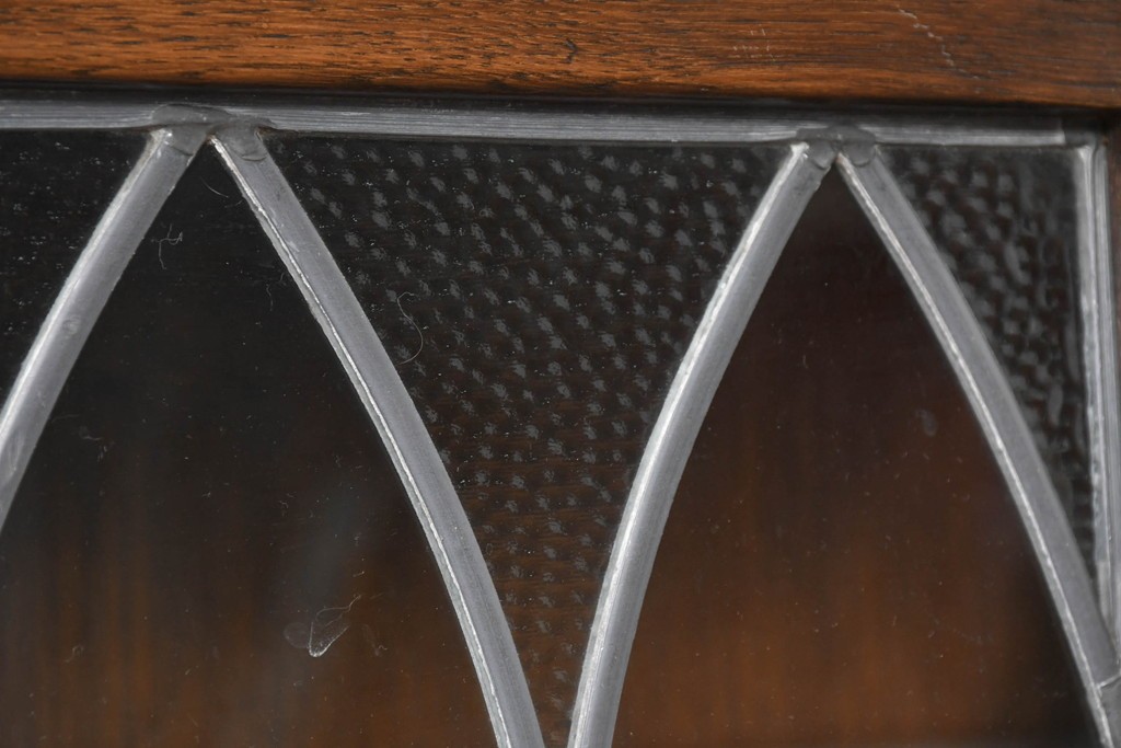 イギリスヴィンテージ　Bevan Funnell(べヴァン ファンネル)　Reprodux(リプロダックス)シリーズ　オーク材　アーチ型のステンドグラスや彫刻装飾が魅力のアンティーク調キャビネット　(R-087785)