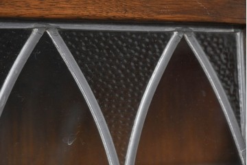 イギリスヴィンテージ　Bevan Funnell(べヴァン ファンネル)　Reprodux(リプロダックス)シリーズ　オーク材　アーチ型のステンドグラスや彫刻装飾が魅力のアンティーク調キャビネット　(R-087785)