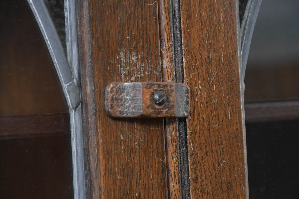 イギリスヴィンテージ　Bevan Funnell(べヴァン ファンネル)　Reprodux(リプロダックス)シリーズ　オーク材　アーチ型のステンドグラスや彫刻装飾が魅力のアンティーク調キャビネット　(R-087785)