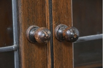 イギリスヴィンテージ　Bevan Funnell(べヴァン ファンネル)　Reprodux(リプロダックス)シリーズ　オーク材　アーチ型のステンドグラスや彫刻装飾が魅力のアンティーク調キャビネット　(R-087785)