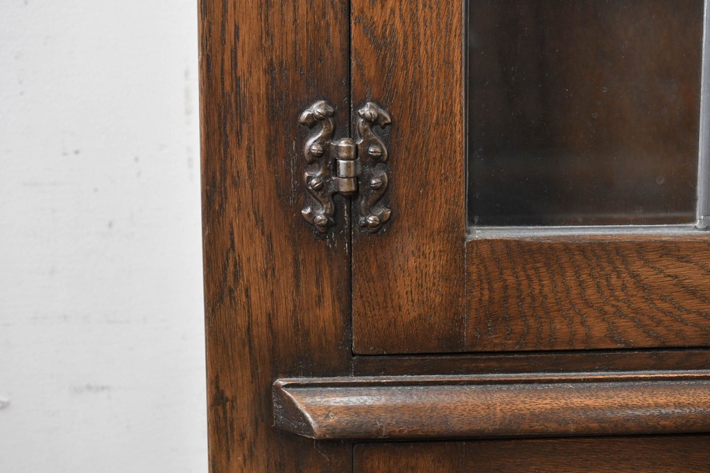 イギリスヴィンテージ　Bevan Funnell(べヴァン ファンネル)　Reprodux(リプロダックス)シリーズ　オーク材　アーチ型のステンドグラスや彫刻装飾が魅力のアンティーク調キャビネット　(R-087785)