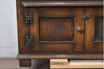 イギリスヴィンテージ　Bevan Funnell(べヴァン ファンネル)　Reprodux(リプロダックス)シリーズ　オーク材　アーチ型のステンドグラスや彫刻装飾が魅力のアンティーク調キャビネット　(R-087785)