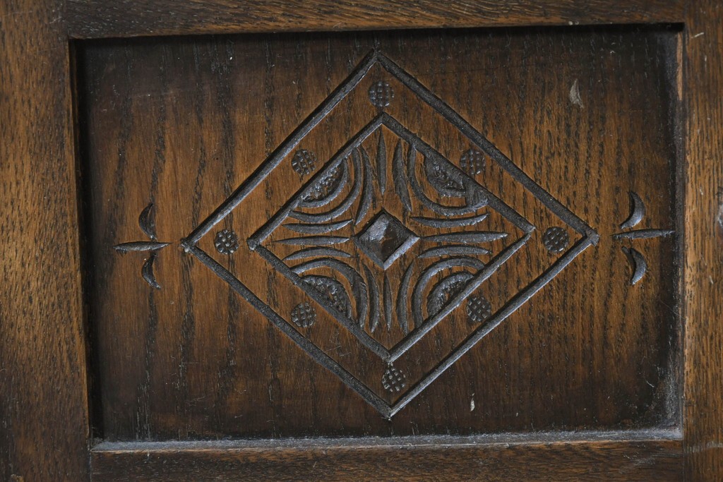 イギリスヴィンテージ　Bevan Funnell(べヴァン ファンネル)　Reprodux(リプロダックス)シリーズ　オーク材　アーチ型のステンドグラスや彫刻装飾が魅力のアンティーク調キャビネット　(R-087785)