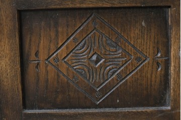 イギリスヴィンテージ　Bevan Funnell(べヴァン ファンネル)　Reprodux(リプロダックス)シリーズ　オーク材　アーチ型のステンドグラスや彫刻装飾が魅力のアンティーク調キャビネット　(R-087785)