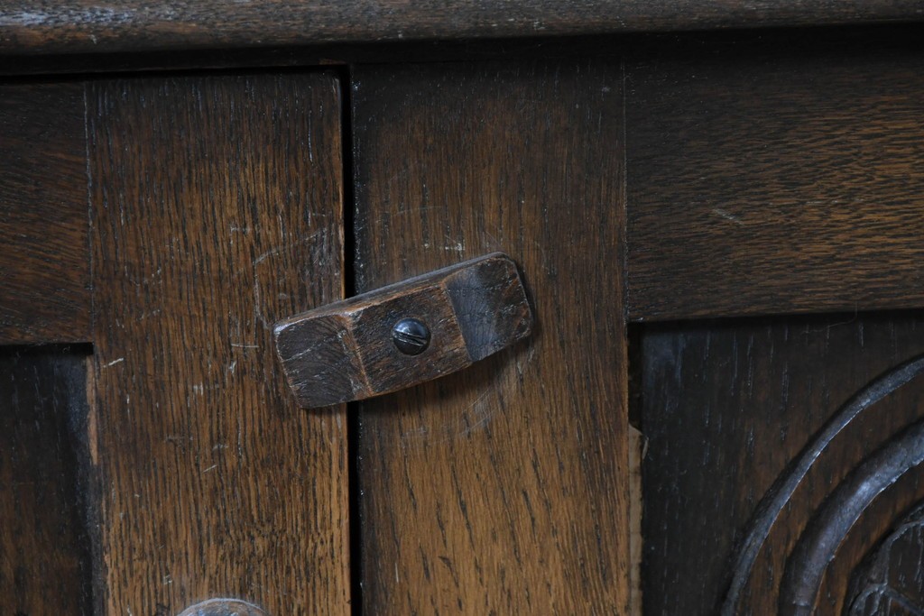 イギリスヴィンテージ　Bevan Funnell(べヴァン ファンネル)　Reprodux(リプロダックス)シリーズ　オーク材　アーチ型のステンドグラスや彫刻装飾が魅力のアンティーク調キャビネット　(R-087785)