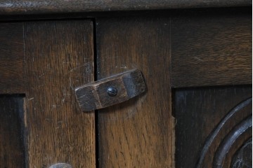 イギリスヴィンテージ　Bevan Funnell(べヴァン ファンネル)　Reprodux(リプロダックス)シリーズ　オーク材　アーチ型のステンドグラスや彫刻装飾が魅力のアンティーク調キャビネット　(R-087785)