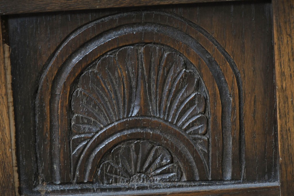 イギリスヴィンテージ　Bevan Funnell(べヴァン ファンネル)　Reprodux(リプロダックス)シリーズ　オーク材　アーチ型のステンドグラスや彫刻装飾が魅力のアンティーク調キャビネット　(R-087785)