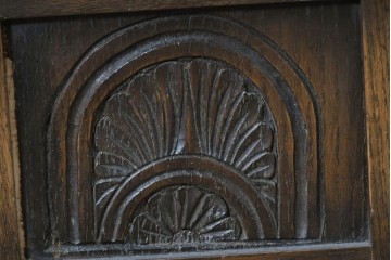 イギリスヴィンテージ　Bevan Funnell(べヴァン ファンネル)　Reprodux(リプロダックス)シリーズ　オーク材　アーチ型のステンドグラスや彫刻装飾が魅力のアンティーク調キャビネット　(R-087785)