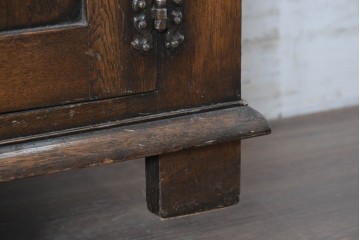 イギリスヴィンテージ　Bevan Funnell(べヴァン ファンネル)　Reprodux(リプロダックス)シリーズ　オーク材　アーチ型のステンドグラスや彫刻装飾が魅力のアンティーク調キャビネット　(R-087785)