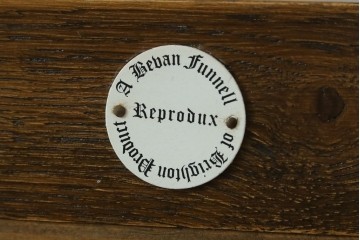 イギリスヴィンテージ　Bevan Funnell(べヴァン・ファンネル)　Reprodux(リプロダックス)シリーズ　オーク材　アーチ型のステンドグラスや彫刻装飾が魅力のアンティーク調キャビネット　(R-087785)