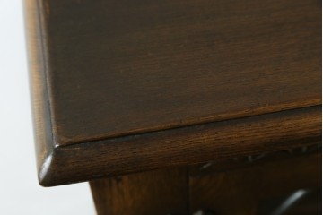 イギリスヴィンテージ　Bevan Funnell(べヴァン・ファンネル)　Reprodux(リプロダックス)シリーズ　オーク材　アーチ型のステンドグラスや彫刻装飾が魅力のアンティーク調キャビネット　(R-087785)
