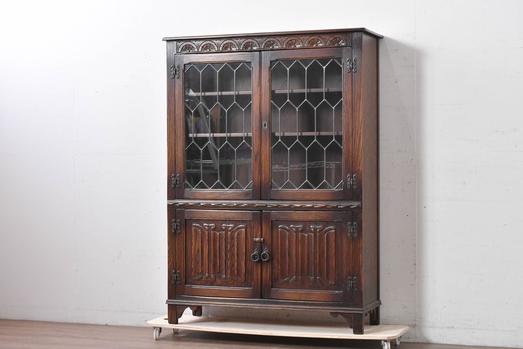 イギリスアンティーク　Jaycee Furniture(ジェイシーファニチャー)　オーク材　ガラス扉に幾何学的な意匠が施されたキャビネット　(R-087786)