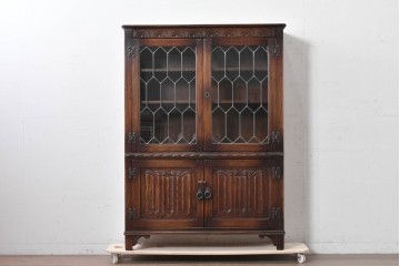 イギリスアンティーク　Jaycee Furniture(ジェイシーファニチャー)　オーク材　ガラス扉に幾何学的な意匠が施されたキャビネット　(R-087786)