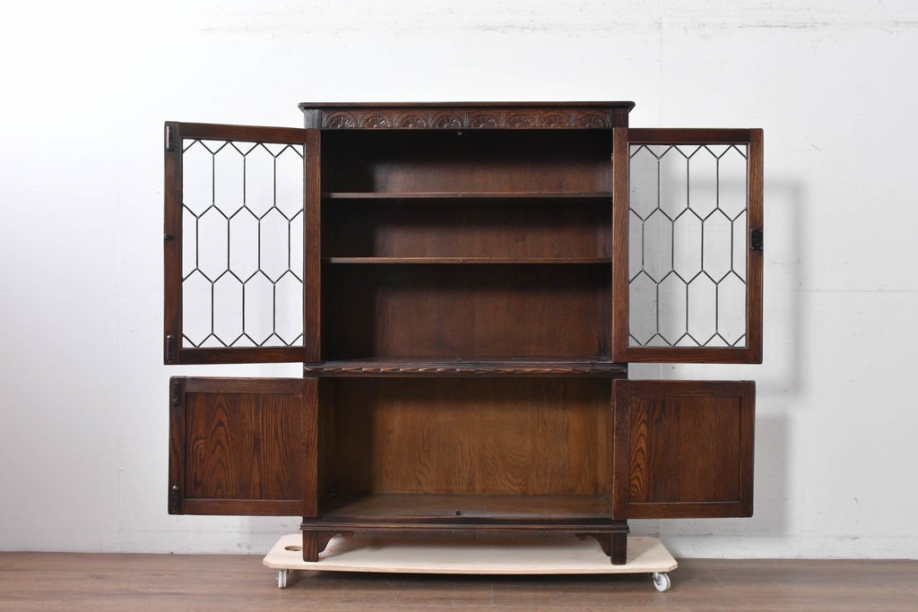 イギリスアンティーク　Jaycee Furniture(ジェイシーファニチャー)　オーク材　ガラス扉に幾何学的な意匠が施されたキャビネット　(R-087786)