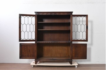 イギリスアンティーク　Jaycee Furniture(ジェイシーファニチャー)　オーク材　ガラス扉に幾何学的な意匠が施されたキャビネット　(R-087786)