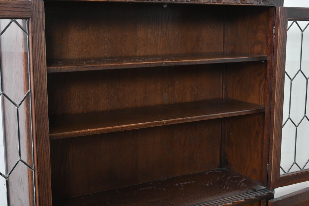 イギリスアンティーク　Jaycee Furniture(ジェイシーファニチャー)　オーク材　ガラス扉に幾何学的な意匠が施されたキャビネット　(R-087786)