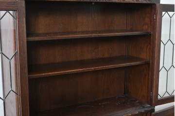 イギリスアンティーク　Jaycee Furniture(ジェイシーファニチャー)　オーク材　ガラス扉に幾何学的な意匠が施されたキャビネット　(R-087786)