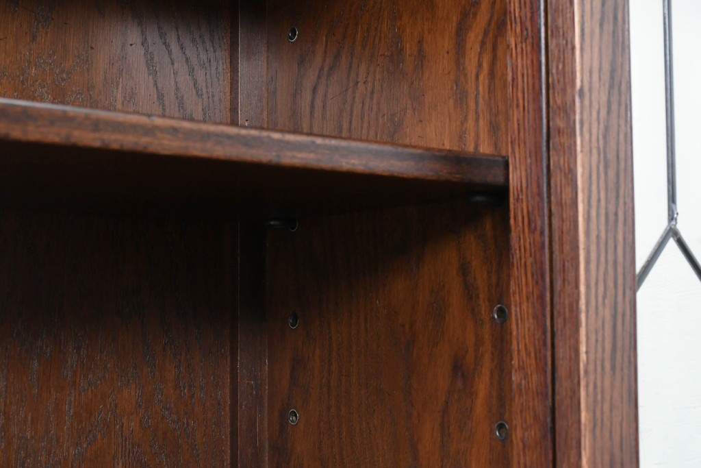イギリスアンティーク　Jaycee Furniture(ジェイシーファニチャー)　オーク材　ガラス扉に幾何学的な意匠が施されたキャビネット　(R-087786)
