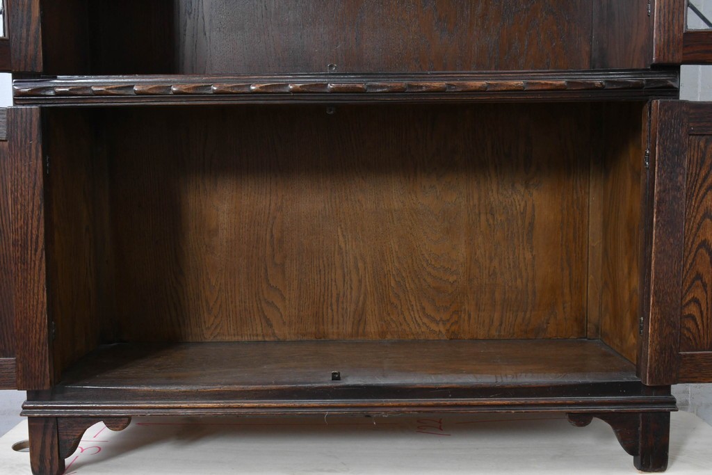 イギリスアンティーク　Jaycee Furniture(ジェイシーファニチャー)　オーク材　ガラス扉に幾何学的な意匠が施されたキャビネット　(R-087786)