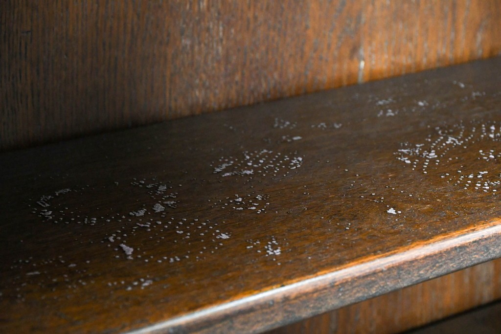 イギリスアンティーク　Jaycee Furniture(ジェイシーファニチャー)　オーク材　ガラス扉に幾何学的な意匠が施されたキャビネット　(R-087786)