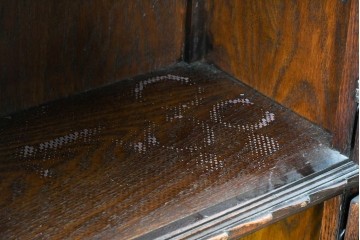 イギリスアンティーク　Jaycee Furniture(ジェイシーファニチャー)　オーク材　ガラス扉に幾何学的な意匠が施されたキャビネット　(R-087786)