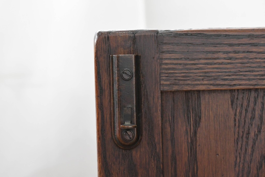 イギリスアンティーク　Jaycee Furniture(ジェイシーファニチャー)　オーク材　ガラス扉に幾何学的な意匠が施されたキャビネット　(R-087786)