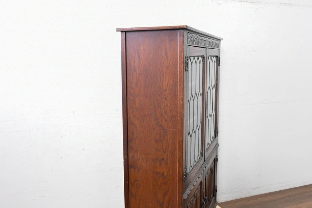 イギリスアンティーク　Jaycee Furniture(ジェイシーファニチャー)　オーク材　ガラス扉に幾何学的な意匠が施されたキャビネット　(R-087786)