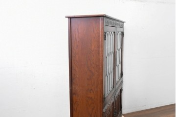 イギリスアンティーク　Jaycee Furniture(ジェイシーファニチャー)　オーク材　ガラス扉に幾何学的な意匠が施されたキャビネット　(R-087786)