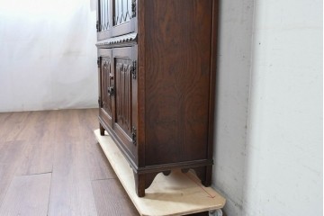 イギリスアンティーク　Jaycee Furniture(ジェイシーファニチャー)　オーク材　ガラス扉に幾何学的な意匠が施されたキャビネット　(R-087786)