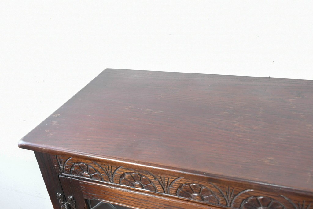 イギリスアンティーク　Jaycee Furniture(ジェイシーファニチャー)　オーク材　ガラス扉に幾何学的な意匠が施されたキャビネット　(R-087786)