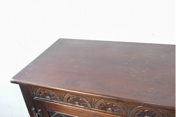 イギリスアンティーク　Jaycee Furniture(ジェイシーファニチャー)　オーク材　ガラス扉に幾何学的な意匠が施されたキャビネット　(R-087786)