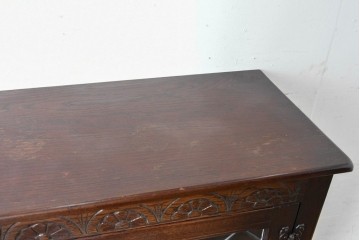 イギリスアンティーク　Jaycee Furniture(ジェイシーファニチャー)　オーク材　ガラス扉に幾何学的な意匠が施されたキャビネット　(R-087786)