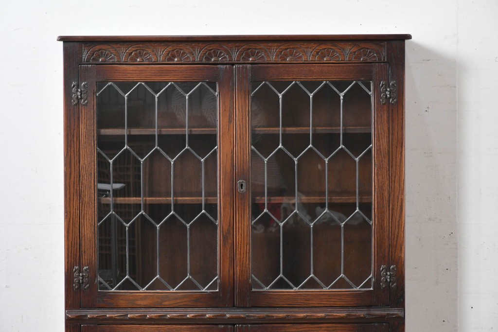 イギリスアンティーク　Jaycee Furniture(ジェイシーファニチャー)　オーク材　ガラス扉に幾何学的な意匠が施されたキャビネット　(R-087786)