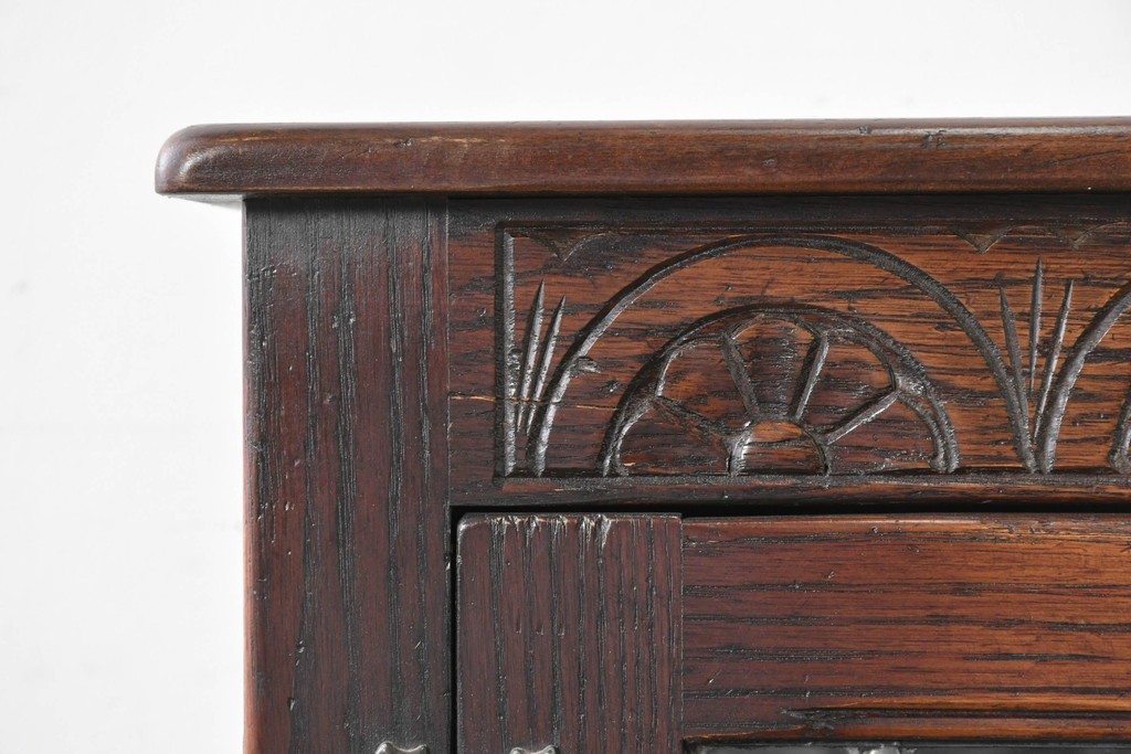 イギリスアンティーク　Jaycee Furniture(ジェイシーファニチャー)　オーク材　ガラス扉に幾何学的な意匠が施されたキャビネット　(R-087786)