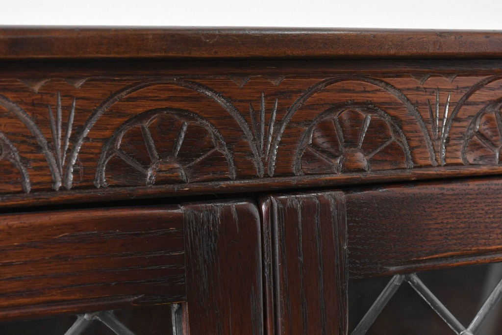イギリスアンティーク　Jaycee Furniture(ジェイシーファニチャー)　オーク材　ガラス扉に幾何学的な意匠が施されたキャビネット　(R-087786)