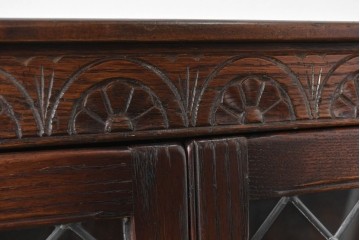 イギリスアンティーク　Jaycee Furniture(ジェイシーファニチャー)　オーク材　ガラス扉に幾何学的な意匠が施されたキャビネット　(R-087786)