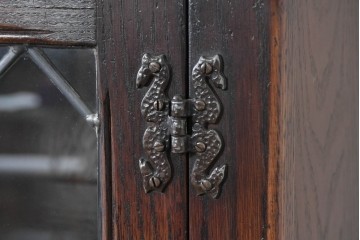 イギリスアンティーク　Jaycee Furniture(ジェイシーファニチャー)　オーク材　ガラス扉に幾何学的な意匠が施されたキャビネット　(R-087786)