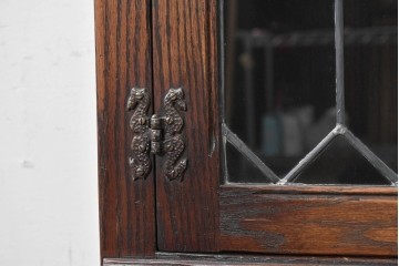 イギリスアンティーク　Jaycee Furniture(ジェイシーファニチャー)　オーク材　ガラス扉に幾何学的な意匠が施されたキャビネット　(R-087786)