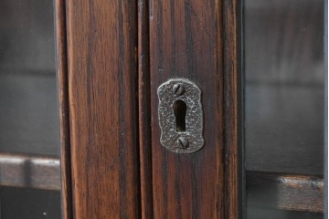 イギリスアンティーク　Jaycee Furniture(ジェイシーファニチャー)　オーク材　ガラス扉に幾何学的な意匠が施されたキャビネット　(R-087786)