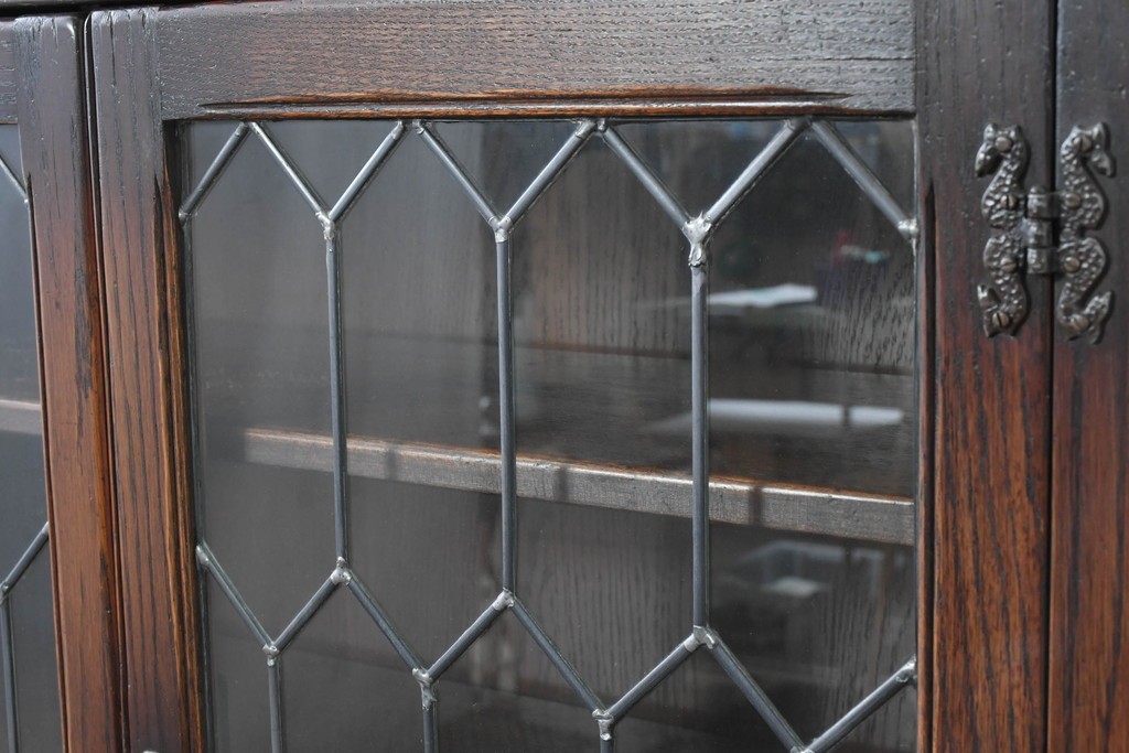 イギリスアンティーク　Jaycee Furniture(ジェイシーファニチャー)　オーク材　ガラス扉に幾何学的な意匠が施されたキャビネット　(R-087786)